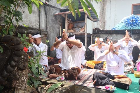 piodalan di Padmasana Kantor Sekretariat Bawaslu Kabupaten Bangli