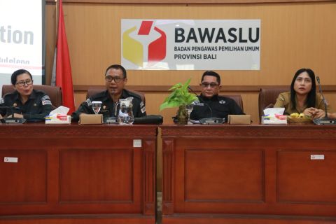 Rapat Evaluasi, Pembinaan, serta Pengelolaan Administrasi Keuangan yang berlangsung di Ruang Rapat Sekretariat Bawaslu Bali, Senin (12/10/2026).
