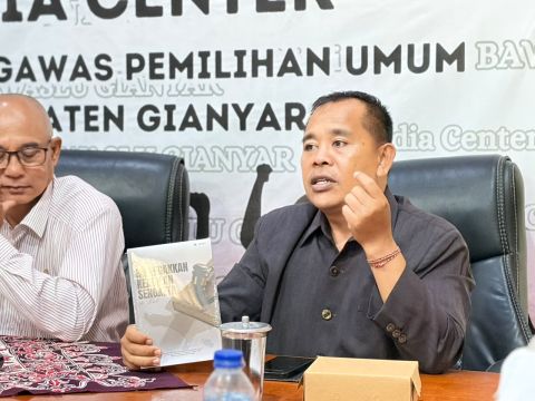 Anggota Bawaslu Bali, Gede Sutrawan saat melakukan supervisi dan monitoring evaluasi di Bawaslu Kabupaten Gianyar, Rabu (28/10/2026)