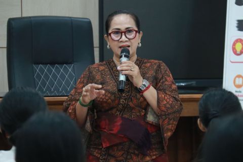 Kordiv P2H Bawaslu Bali, Ketut Ariyani saat berdialog dengan Siswa SMA Negeri 2 Denpasar dalam Program TAKSU, Kamis (29/10/2026)