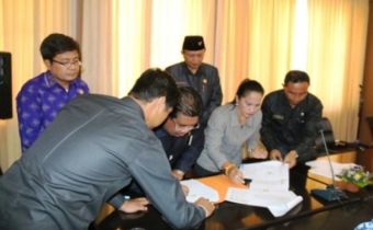 BERGERAK CEPAT, PANWAS BULELENG TANDATANGANI NPHD DALAM RANGKA PILKADA BULELENG TAHUN 2017