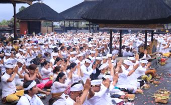 Sambut Tahapan Kampanye, Bawaslu Bali Gelar Konsolidasi dan Persembahyangan Bersama
