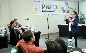 Bertemu Pengrajin Endek Di Klungkung, Ariyani Tanamkan Spirit Pengawasan Partisipatif 