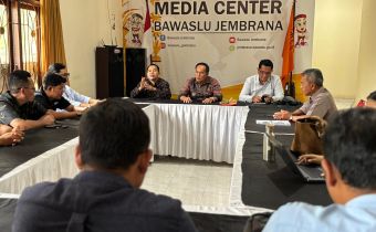 Demokrasi Tanpa Jarak: Pesan Ketua Bawaslu Bali Dalam Monev Kerja Penguatan Demokrasi di Jembrana
