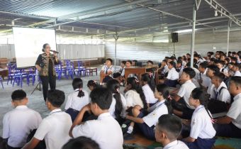 Hadir Di MPLS, Bawaslu Bali Ajak Siswa Paham Bahaya Hoaks dan Politik Uang