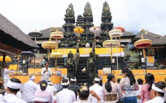 Bawaslu Bali Gelar Persembahyangan Bersama dan Evaluasi Pengawasan Pemilihan Serentak Tahun 2024