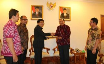 Bupati Gianyar Tanda Tangan NPHD Pengawasan Pilkada Gianyar Tahun 2018