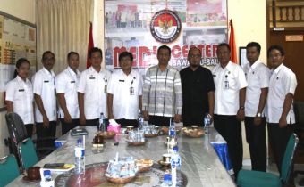 KUNJUNGAN GEDE PASEK SUARDIKA KE SEKRETARIAT BAWASLU PROVINSI BALI