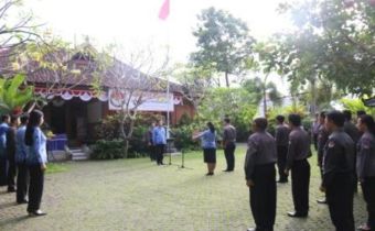 UPACARA HUT KEMERDEKAAN REPUBLIK INDONESIA KE-71 TAHUN DI SEKRETARIAT BAWASLU PROVINSI BALI