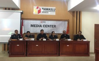 RAPAT PERSIAPAN PENGUKUHAN DAN PELANTIKAN SAKA ADHIYASTA PEMILU BAWASLU PROVINSI BALI