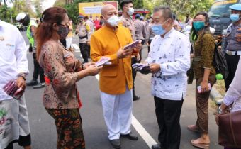 Ketua Bawaslu Bali Ikut Serta Pembagian Masker Secara Serentak, Mengkampanyekan Jaga Jarak Dan Hindari Kerumunan