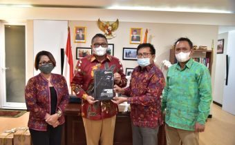 PENYERAHAN LAPORAN AKHIR KEHUMASAN TAHUN 2020, FRITZ HIMBAU HUMAS BAWASLU HARUS BERINOVASI