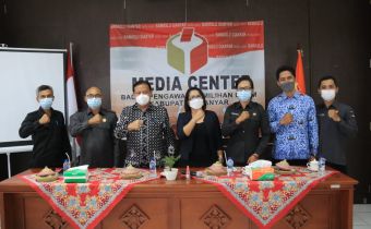 Sambangi Bawaslu Gianyar, Abhan Sampaikan Pentingnya Kearsipan Dalam Sebuah Lembaga.