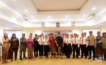 Dari Pelantikan Panwaslu Kecamatan Se-Kabupaten Jembrana, Rudia Ingatkan Selalu Profesional Dalam Bekerja.