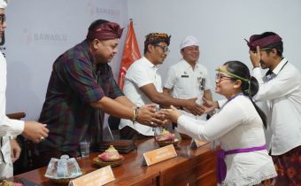 2 PAW Panwaslu Kecamatan Di Kabupaten Buleleng Resmi Dilantik, Putra : Cepat Beradaptasi dengan Pola Kerja Bawaslu Hari ini.