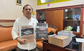 Bawaslu Bali menerima buku dari Bawaslu RI