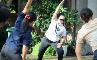 Koordinator Divisi Pencegahan Parmas dan Humas Bawaslu Bali, Ketut Ariyani, saat menjadi instruktur senam dalam program Jumat Sehati