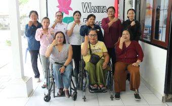 Koordinator Divisi Pencegahan Parmas dan Humas Bawaslu Bali Ketut Ariyani saat melaksanakan sosialisasi di HWDI Bali