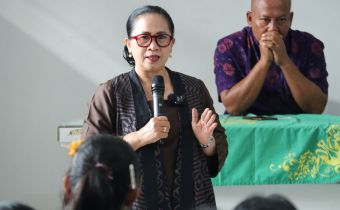 Koordinator Divisi Pencegahan, Parmas dan Humas Bawaslu Bali, Ketut Ariyani saat memberikan sosialisasi kepada siswa/i SMA Pariwisata Saraswati Klungkung