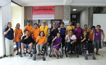 Koordinator Divisi Pencegahan Parmas dan Humas Bawaslu Bali saat melaksanakan sosialisasi sekaligus Dialog interaktif di Yayasan Bunga Bali 