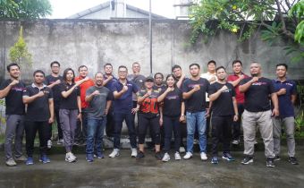 Ketut Ariyani saat memimpin pelaksanaan Jumat Sehat dan Harmonis (Jumat Sehati) di Bawaslu Kabupaten Buleleng