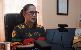 Ariyani menyampaikan arahannya dalam forum konsolidasi perencanaan program kerja Divisi Pencegahan, Partisipasi Masyarakat, dan Hubungan Masyarakat Bawaslu se-Bali