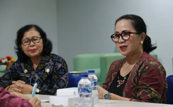 Ketut Ariyani saat memaparkan Program Pengawasan Partisipatif dalam agenda audiensi bersama Universitas Bali Dwipa