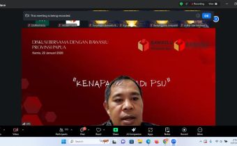 Sutrawan saat menjelaskan materi tentang penyusunan kajian hukum dalam program peningkatan kapasitas pengawas Bawaslu se-Bali