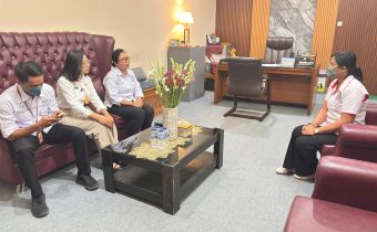 Supri Cahayani saat melaksanakan audiensi dengan pihak SMK PGRI 3 Denpasar 