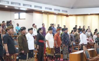 Anggota Bawaslu Bali, I Nyoman Gede Putra Wiratma menghadiri sidang paripurna dalam rangka Pengucapan Sumpah/Janji Peresmian Pengganti Antar Waktu Anggota DPRD Provinsi Bali
