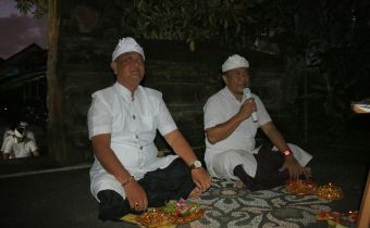 Ketua Bawaslu Bali, I Putu Agus Tirta Suguna dan Kepala Sekretariat Bawaslu Bali, Ida Bagus Putu Adinatha saat pelaksanaan Malam Perenungan di Tengah Dinamika Politik: Bawaslu Bali Gelar Persembahyangan Siwaratri Siwa Ratri di Bawaslu Bali
