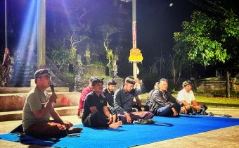 Anggota Bawaslu Bali, Gede Sutrawan saat lakukan Konsolidasi Demokrasi bersama seniman di kawasan Bangli, Rabu (4/2/2026)