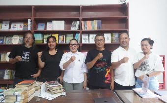 Koordiv Pencegahan Bawaslu Bali, Ketut Ariyani, melakukan konsolidasi demokrasi bersama Media Tatkala