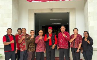 Ketua Bawaslu Bali, I Putu Agus Tirta Suguna saat mendampingi Bawaslu Kabupaten Gianyar melaksanakan Konsolidasi Demokrasi di DPC PDI Perjuangan Kabupaten Gianyar