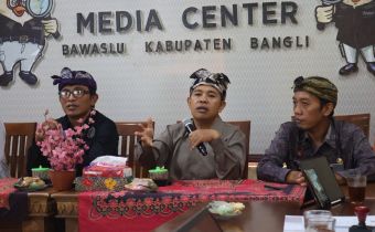 Anggota Bawaslu Bali, Gede Sutrawan saat menghadiri kegiatan Penandatangan Nota Kesepahaman antara Bawaslu Kabupaten Bangli dengan GMNI Bangli dan KMHDI Bangli