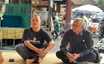 Anggota Bawaslu Bali, Gede Sutrawan saat bertemu langsung dengan pemilih muda dalam agenda Konsolidasi Demokrasi di kawasan Ubud, Minggu (8/2/2026)