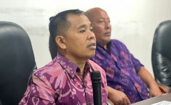 Anggota Bawaslu Bali, Gede Sutrawan saat lakukan monitoring dan evaluasi terkait dengan pengawasan data partai politik berkelanjutan di Klungkung , Selasa (10/2/2026)