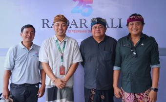 Koordinator Divisi SDMOD Bawaslu Bali, I Nyoman Gede Putra Wiratma (Nomor 2 dari Kanan) saat menghadiri HUT Radar Bali, Kamis (12/02/2026)