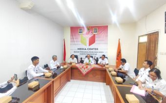 Anggota Bawaslu Bali, Gede Sutrawan saat hadiri Perpanjangan Kerjasama antara Bawaslu Gianyar dengan BNN di Kantor Bawaslu Gianyar, Rabu (18/02/2026).