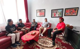 Kordiv PP Datin Bawaslu Bali, I Wayan Wirka saat dampingi jajarannya di Tabanan dalam melakukan audiensi terkait pemutakhiran data partai politik di DPC PDIP Tabanan, Jumat (20/02/2026)