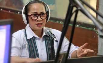 Anggota Bawaslu Bali, Ketut Ariyani saat menjadi narasumber dalam Dialog Sosialisasi bertema “Literasi Media Digital dan Kepemiluan di Kalangan Muda” di Radio Singaraja FM 