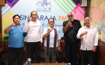 Anggota Bawaslu Bali, Ketut Ariyani saat melaksanakan audiensi dan penjajakan nota kesepahaman (MoU) dengan Radio Singaraja FM 