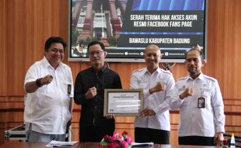 Anggota Bawaslu Bali, I Nyoman Gede Putra Wiratma saat menghadiri kegiatan serah terima hak akses akun Fan Page Facebook Bawaslu Kabupaten Badung