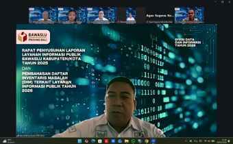Anggota Bawaslu Bali, I Wayan Wirka saat mereview Laporan Layanan Informasi Publik Tahun 2025 dan pembahasan DIM Tahun 2026 Bawaslu Kabupaten/Kota se-Bali