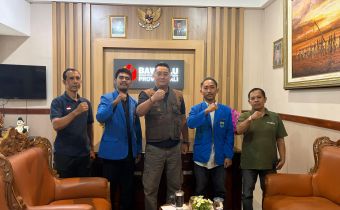 Ketua Bawaslu Bali, I Putu Agus Tirta Suguna dan Anggota Bawaslu Bali, Gede Sutrawan menerima audiensi Pergerakan Mahasiswa Islam Indonesia 