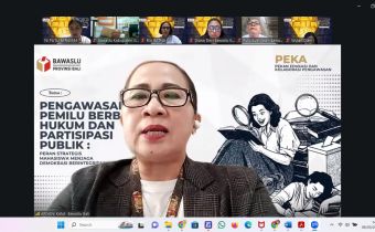 Anggota Bawaslu Bali, Ketut Ariyani saat berdiskusi dengan Mahasiswa dalam giat Pekan Edukasi dan Kolaborasi Pengawasan (PEKA) Episode III 