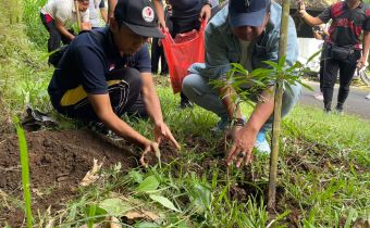 Anggota Bawaslu Bali, I Nyoman Gede Putra Wiratma nampak menanam pohon sebagai implementasi dari program Jumpa Berlian di Kabupaten Bangli 