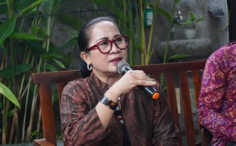 Anggota Bawaslu Bali, Ketut Ariyani saat menjadi narasumber dalam Ngabuburit Pengawasan bertema “Pengawasan Partisipatif Masyarakat Buleleng dalam Membangun Demokrasi yang Berintegritas"