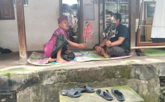 Anggota Bawaslu Bali, Gede Sutrawan nampak memainkan wayang dalam konsolidasi demokrasi bersama seniman dalang muda di Desa Manggis