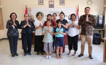 Anggota Bawaslu Bali, Ketut Ariyani dan I Wayan Wirka menyambangi Panti Asuhan Tat Twam Asi dalam program Bawaslu Peduli